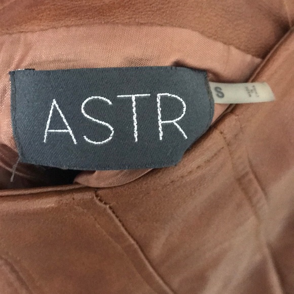 Pleated vegan leather skirt! - Picture 4 of 5